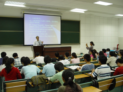 于风政教授为同学们作题为人权入宪与政治理念更新的学术讲座