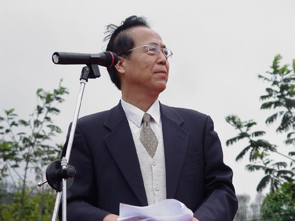 大会由校长助理杨春明主持于风政副校长作军训总结学生处负责人戴伟