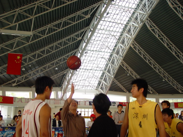 我校篮球队与北师大附属深圳南山中学篮球队举行友谊赛