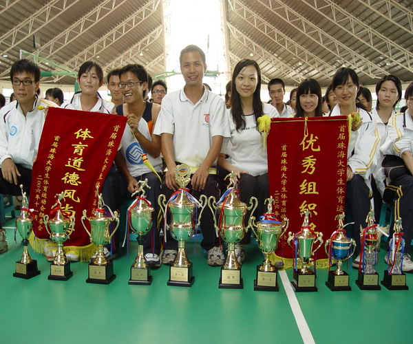 珠海市体育局副局长朱良丽讲话会场闭幕式由北师大珠海分校校长助理