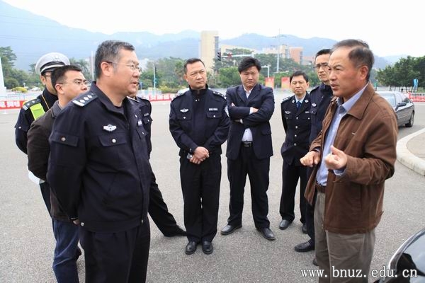 珠海市公安局交警支队负责人一行来我校召开交通安全现场办公会