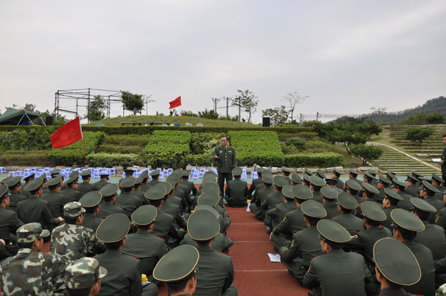 武警8731部队首长亲切慰问军训教官