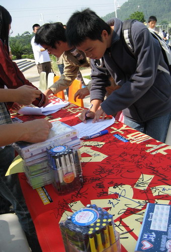 校青协开展衣物捐赠活动获好评