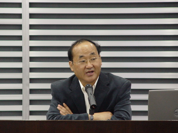 副校长于风政教授在会上发言