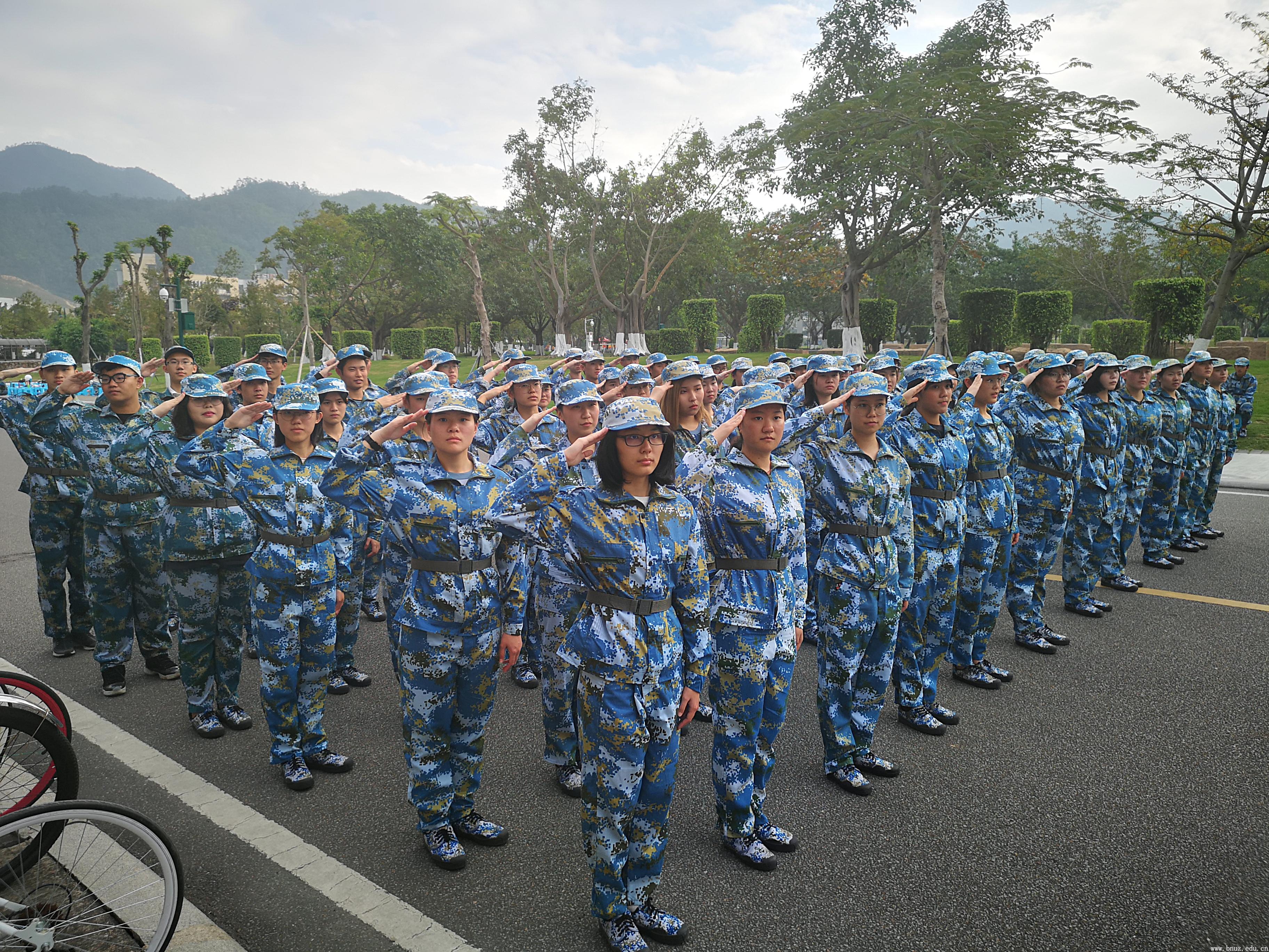 军训迷彩正蓝时